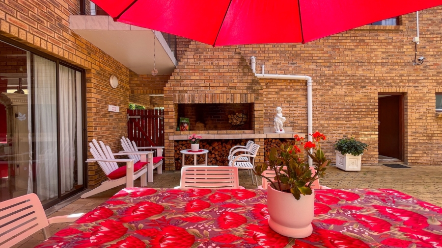 5 Bedroom Property for Sale in Glentana Western Cape